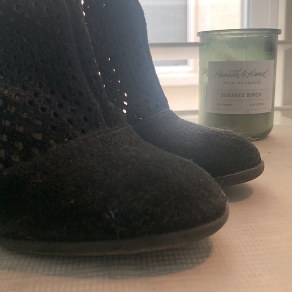 Sole Society suede perforated booties. Size 4 - Picture 4 of 6